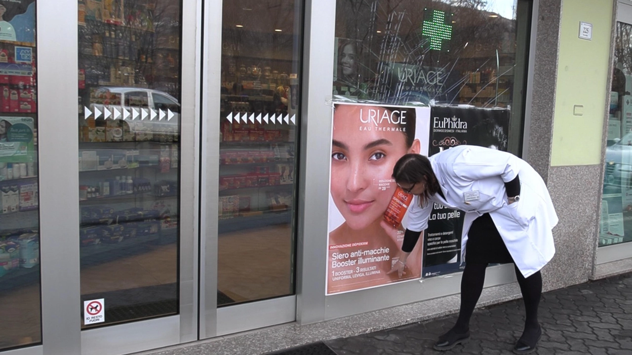Sopra la farmacia di Albosaggia, in basso i danni a quella di Berbenno Sopra la farmacia di Albosaggia, in basso i danni a quella di Berbenno