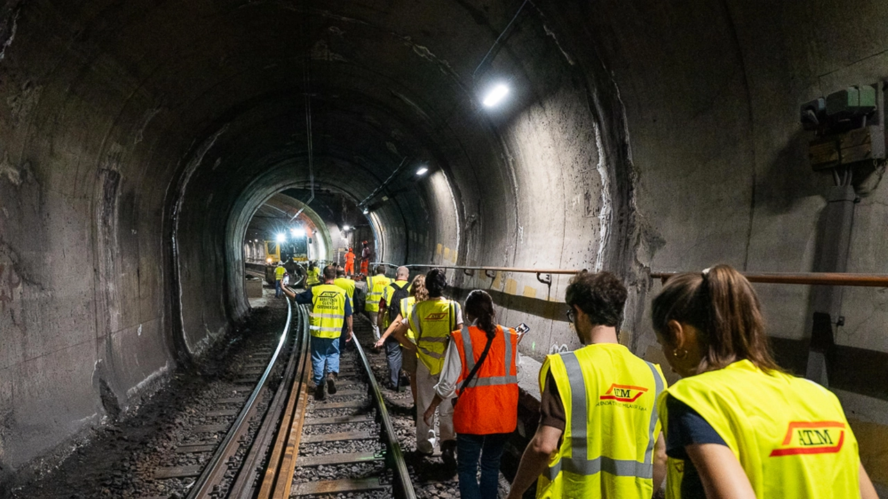 Gli operai al lavoro tra le fermate Lanza e Moscova della metrpolitana M2. Oltre alla sostituzione dei binari sarà realizzata una nuova sede ferroviaria sulla quale verrà posizionato un “materassino“ realizzato con materiali hi-tech in grado di attutire il rumore e aumentare la velocità dei convogli (Ansa/Andrea Fasani)