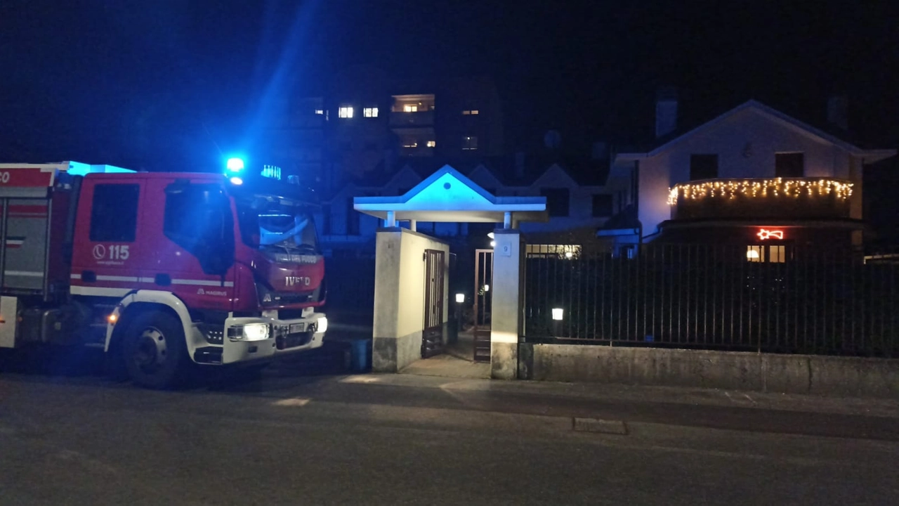 La squadra dei vigili del fuoco intervenuta in via Mottarone a Samarate