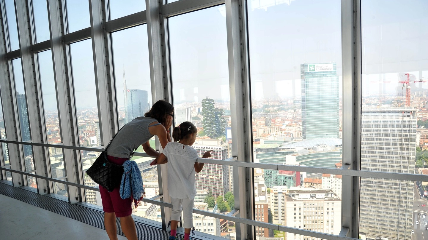 Milano, l'83enne residente nel quartiere Isola non perde occasione di ammirare lo skyline della città dal 39esimo piano: “Ogni volta c'è qualcosa di nuovo da scoprire”