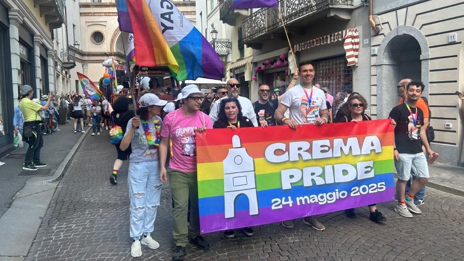 Crema Pride, sfilano in duemila: i colori arcobaleno invadono il centro Crema Pride, sfilano in duemila: i colori arcobaleno invadono il centro