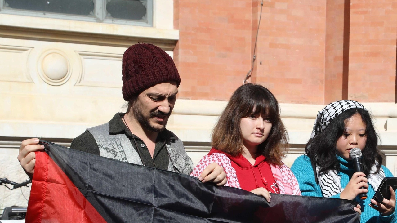 La Questura di Brescia ha vietato una manifestazione pro Palestina, spostata per "esigenze di ordine pubblico". Il coordinamento locale ha espresso disaccordo, sottolineando la libertà di espressione. La decisione ha suscitato polemiche e proteste, con partecipanti che hanno urlato "Free Palestine" nonostante le limitazioni imposte. La Questura di Brescia ha vietato una manifestazione pro Palestina, spostata per "esigenze di ordine pubblico". Il coordinamento locale ha espresso disaccordo, sottolineando la libertà di espressione. La decisione ha suscitato polemiche e proteste, con partecipanti che hanno urlato "Free Palestine" nonostante le limitazioni imposte.