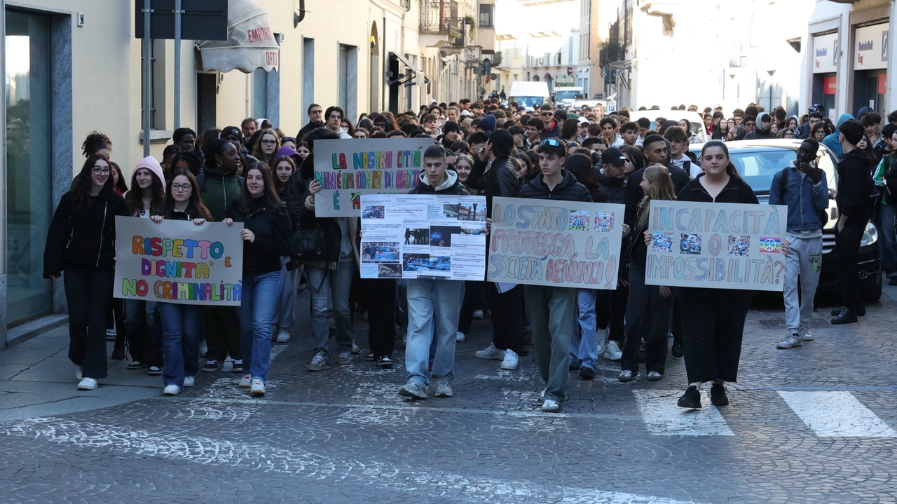 I ragazzi delle scuole superiori di Vigevano in corteo con striscioni e slogan ieri mattina. Alle istituzioni del territorio hanno chiesto attenzione al tema della sicurezza