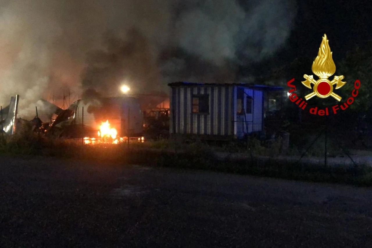 I vigili del fuoco impegnati nella notte contro l'incendio al Gratosoglio