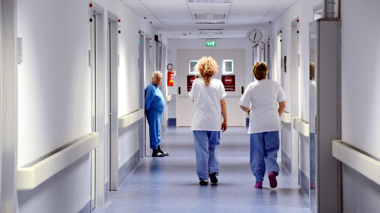 La giovane è stata medicata all’ospedale Manzoni di Lecco La giovane è stata medicata all’ospedale Manzoni di Lecco