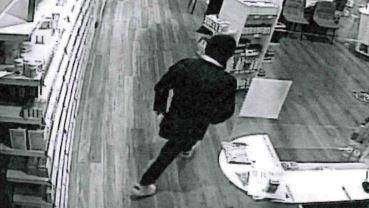 Il rapinatore ripreso dalle telecamere di videosorveglianza della farmacia Il rapinatore ripreso dalle telecamere di videosorveglianza della farmacia
