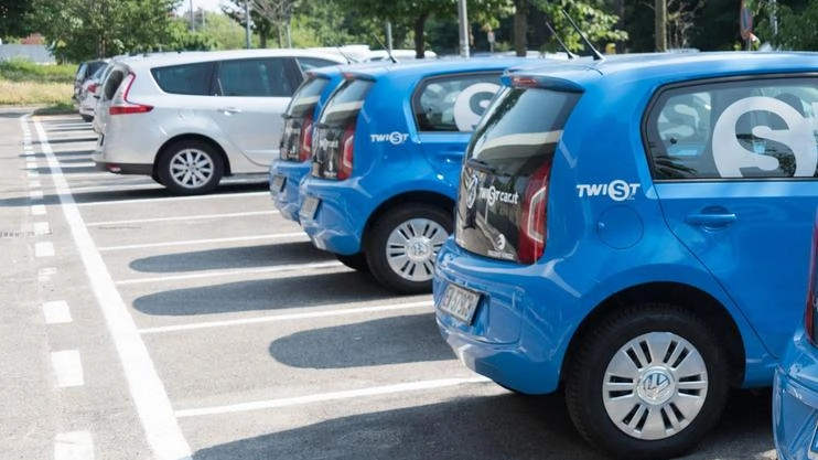 La realizzazione del terzo binario tra Affori e Cormano ha portato alla riqualificazione dell'area con un nuovo parcheggio da 38 posti auto e migliorato il servizio ferroviario sulla linea S12. La realizzazione del terzo binario tra Affori e Cormano ha portato alla riqualificazione dell'area con un nuovo parcheggio da 38 posti auto e migliorato il servizio ferroviario sulla linea S12.