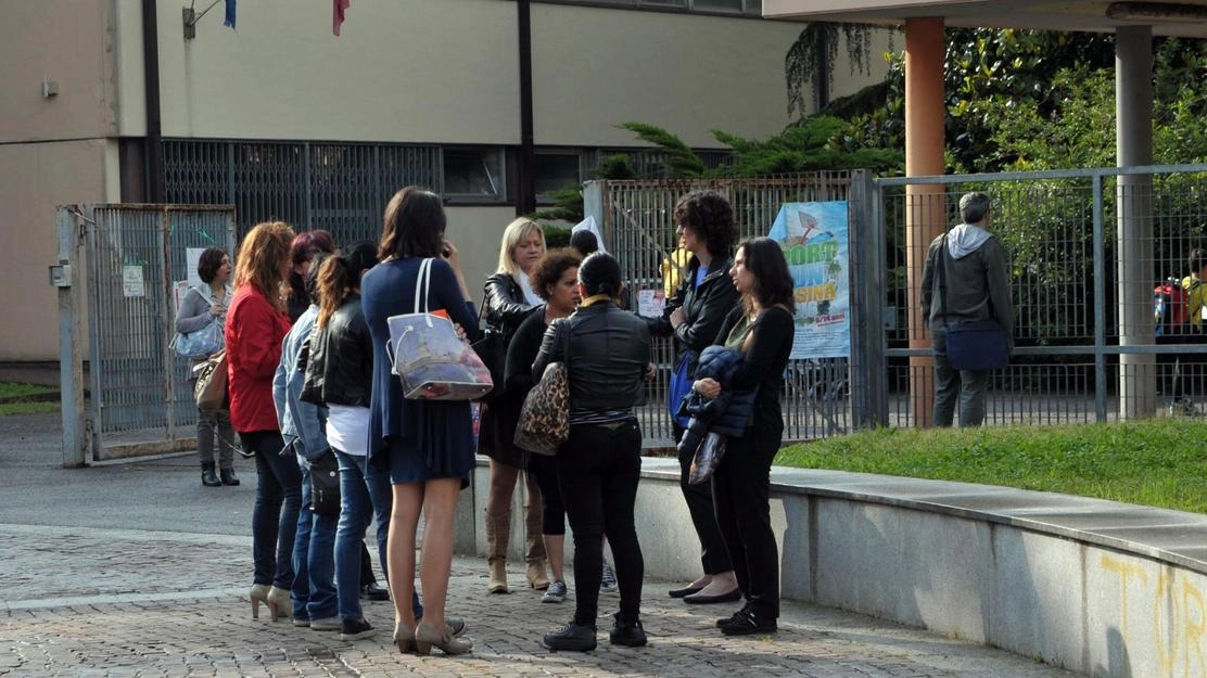 Secondo alcuni genitori sarebbe stato meglio aspettare la fine dell’anno scolastico prima di avviare il cantiere di ristrutturazione Secondo alcuni genitori sarebbe stato meglio aspettare la fine dell’anno scolastico prima di avviare il cantiere di ristrutturazione