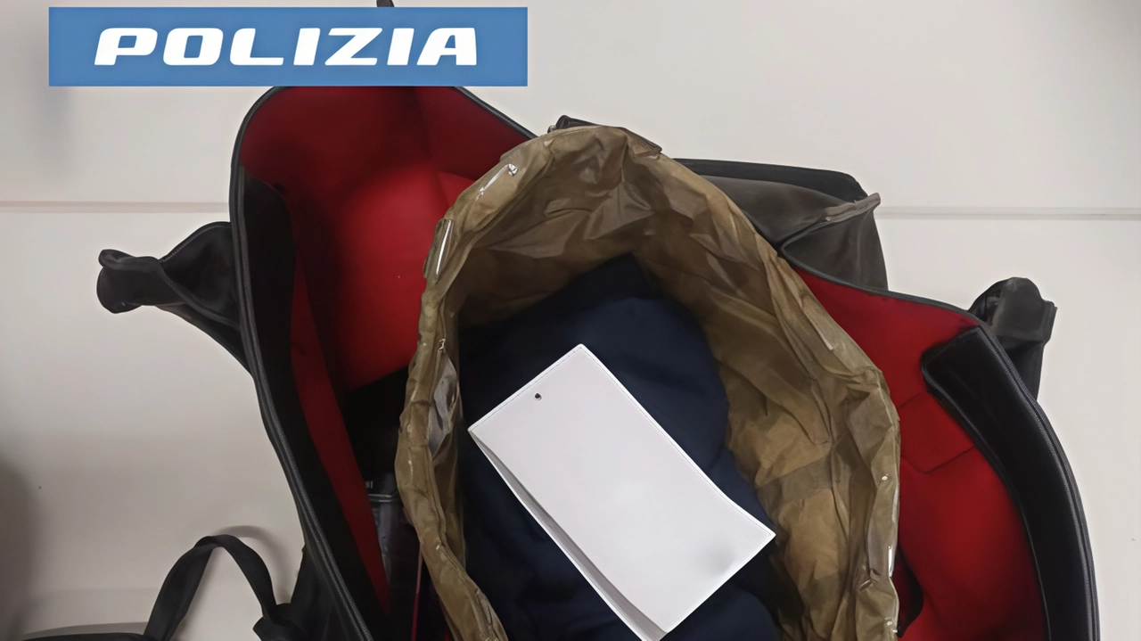 Quattro peruviani sono stati arrestati a Milano per furto in un negozio del centro. Utilizzavano il classico trucco della distrazione per rubare, ma sono stati intercettati dalla polizia durante una ronda anti-furto in via Torino. Quattro peruviani sono stati arrestati a Milano per furto in un negozio del centro. Utilizzavano il classico trucco della distrazione per rubare, ma sono stati intercettati dalla polizia durante una ronda anti-furto in via Torino.