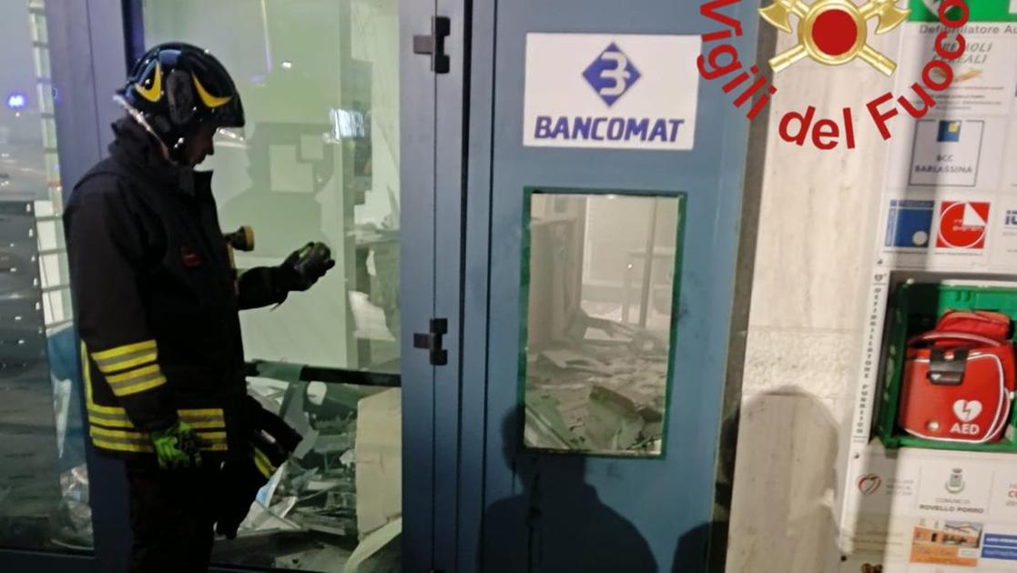 Rovello Porro, boato nella notte: ladri fanno esplodere il bancomat Rovello Porro, boato nella notte: ladri fanno esplodere il bancomat