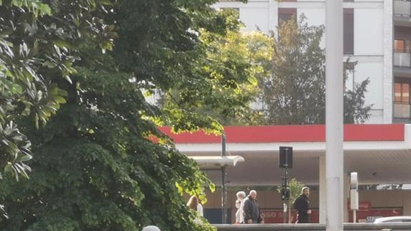 Un carrellino pieno di bottiglie di bevande alcoliche posizionato come una mini bancarella abusiva nella piazzetta davanti alla stazione di... Un carrellino pieno di bottiglie di bevande alcoliche posizionato come una mini bancarella abusiva nella piazzetta davanti alla stazione di...