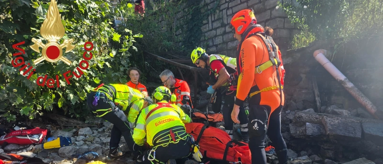 Lezzeno: cade dal ponte della barca e precipita in acqua, muore pensionata