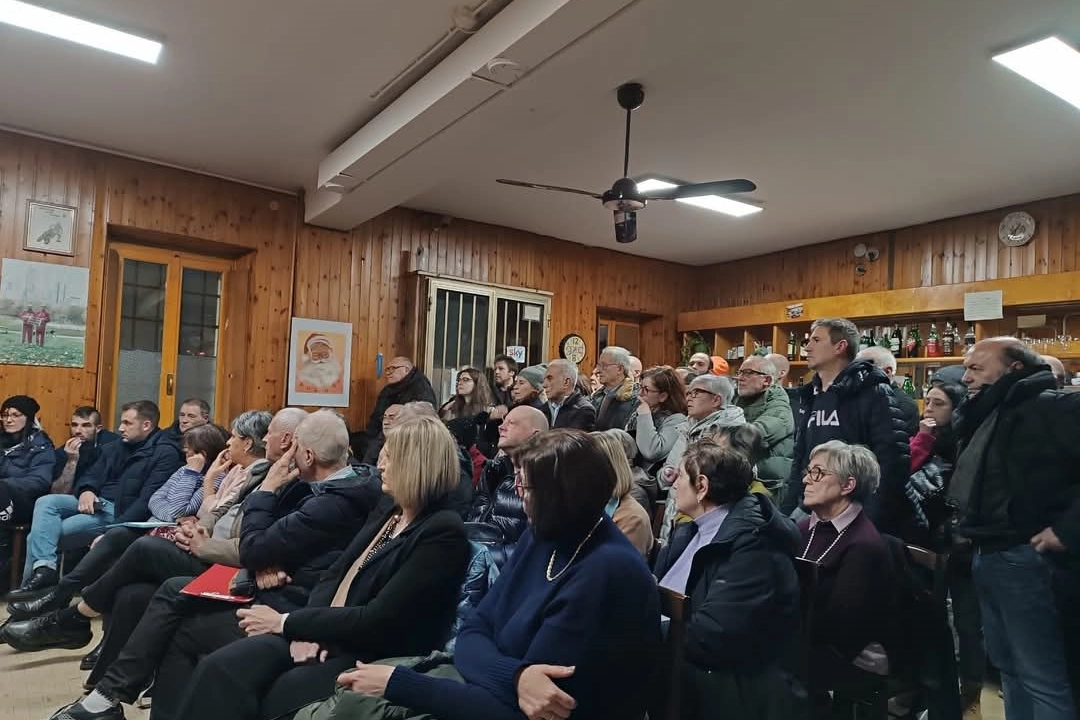 La partecipata assemblea al circolo Arci contro il parco solare fotovoltaico a Triulza