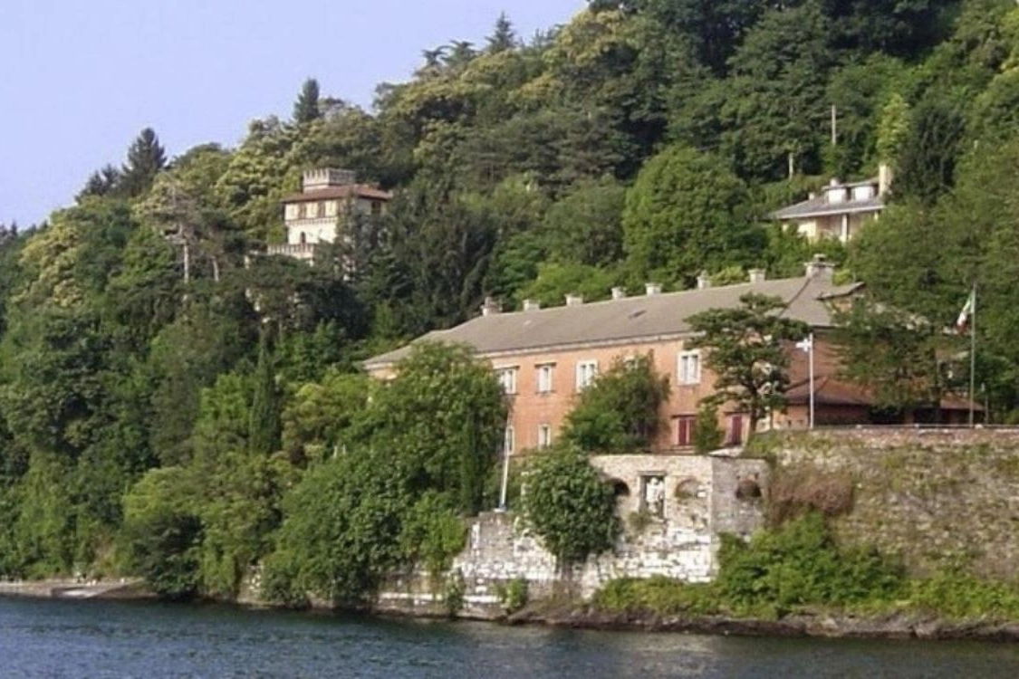 Uno scorcio di Laveno, una delle località turistiche più belle e amate del Maggiore, e perla della sponda lombarda