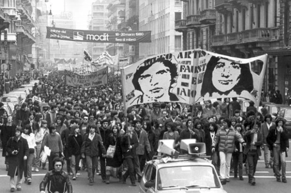 Una manifestazione del Leoncavallo ai tempi del primo sgombero (Archivio)