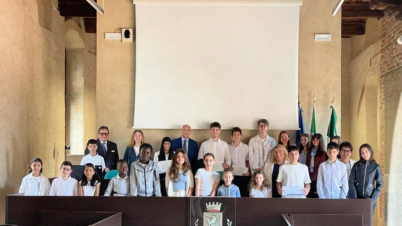 Gli studenti a cui è stata consegnata la borsa di studio in memoria di padre Giancarlo Bossi missionario morto nel 2012 Gli studenti a cui è stata consegnata la borsa di studio in memoria di padre Giancarlo Bossi missionario morto nel 2012