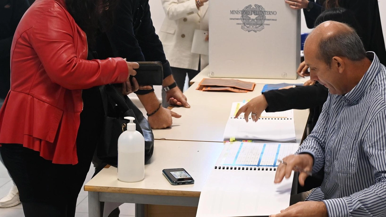 In provincia di Pavia l’affluenza si è attestata al 73,85% mentre in quella di Lodi si è recato alle urne l’86,67% dei sindaci e i consiglieri comunali In provincia di Pavia l’affluenza si è attestata al 73,85% mentre in quella di Lodi si è recato alle urne l’86,67% dei sindaci e i consiglieri comunali
