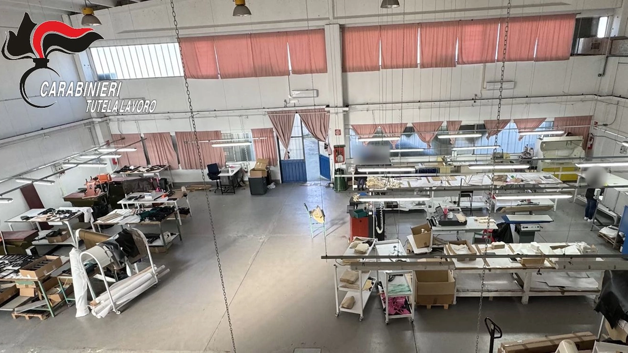 Il laboratorio dove sono intervenuti i carabinieri del lavoro