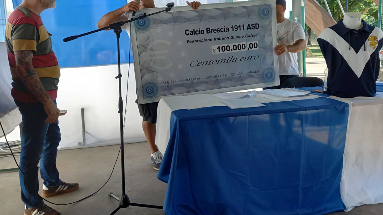 Alessandro Lucà con due tifosi che mostrano la cifra raccolta per il progetto