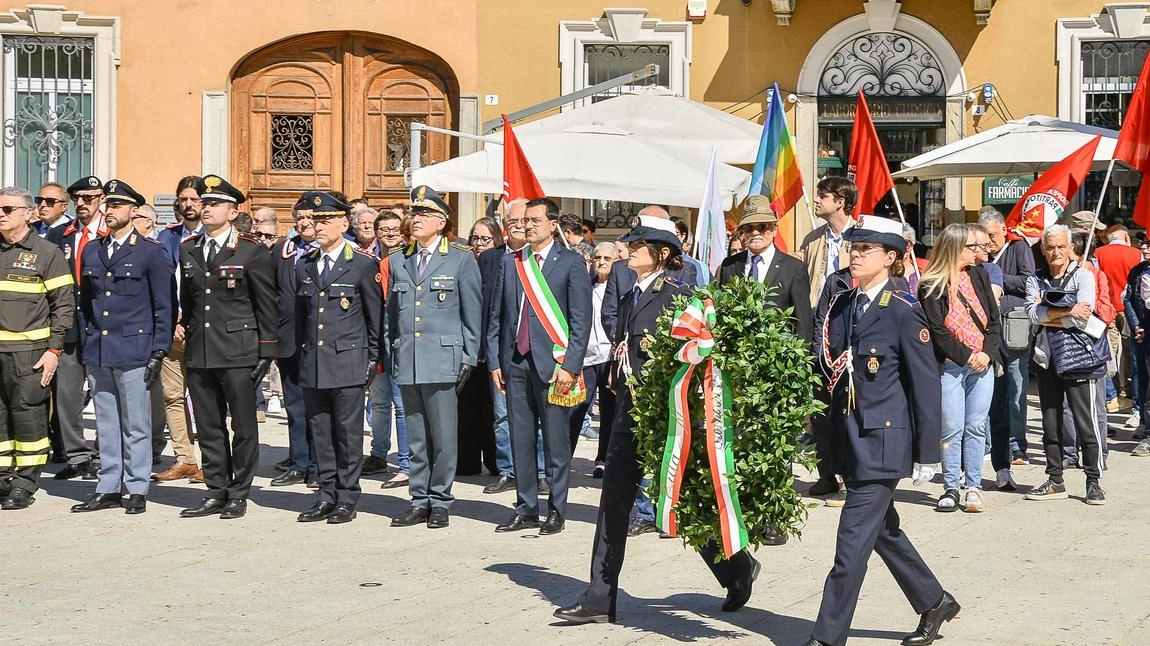 Radice ha difeso la sobrietà. Ma in tanti hanno intonato le strofe di Bella ciao
