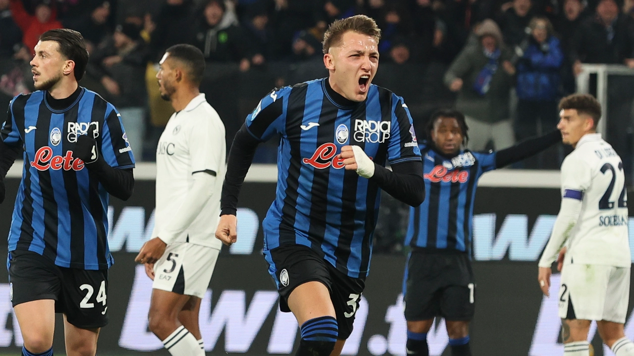 Mateo Retegui festeggia il momentaneo vantaggio atalantino nella gara con il Napoli