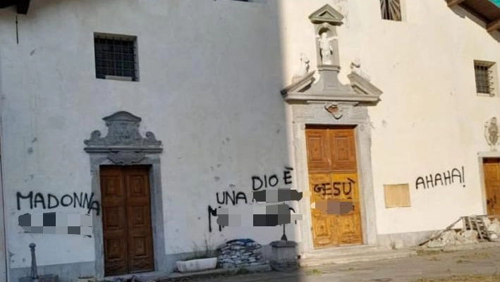 La facciata del Santuario di Gallivaggio profanata con scritte ingiuriose e bestemmie La facciata del Santuario di Gallivaggio profanata con scritte ingiuriose e bestemmie