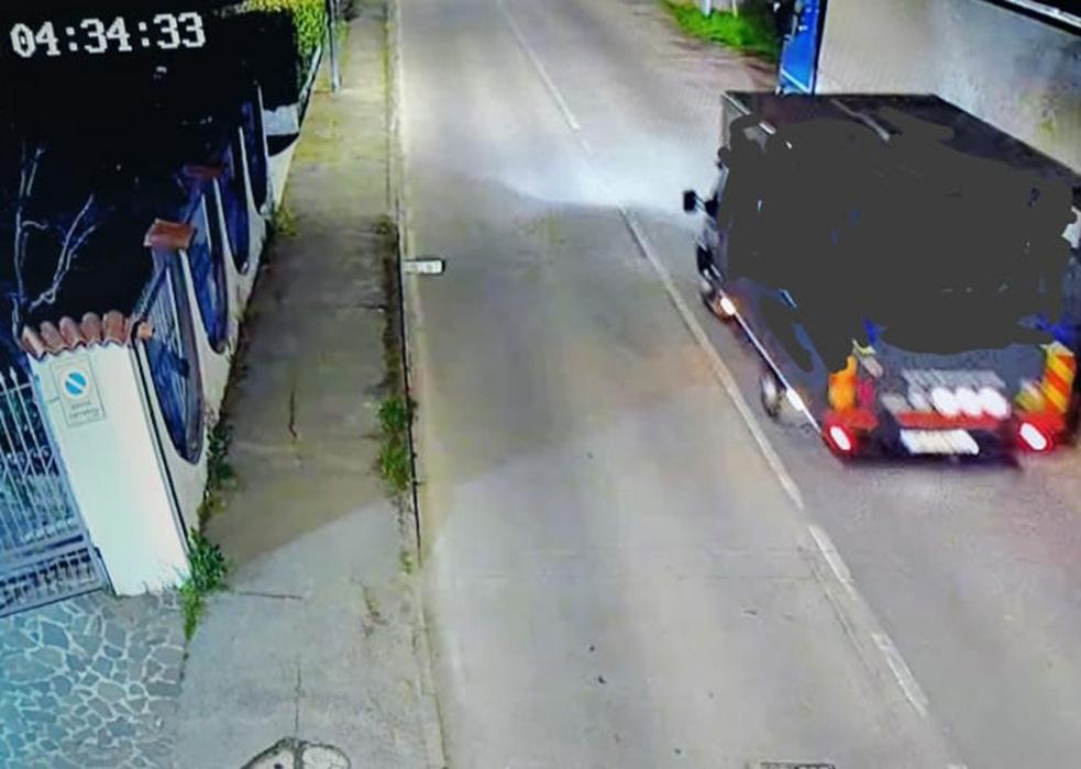 Scarica scarti edili a Cassina ma la telecamera lo filma: denunciato l’inquinatore