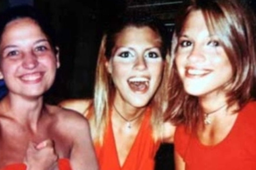 Chiara Poggi in una vecchia e diffusissima foto con le cugine gemelle Stefania e Paola Cappa