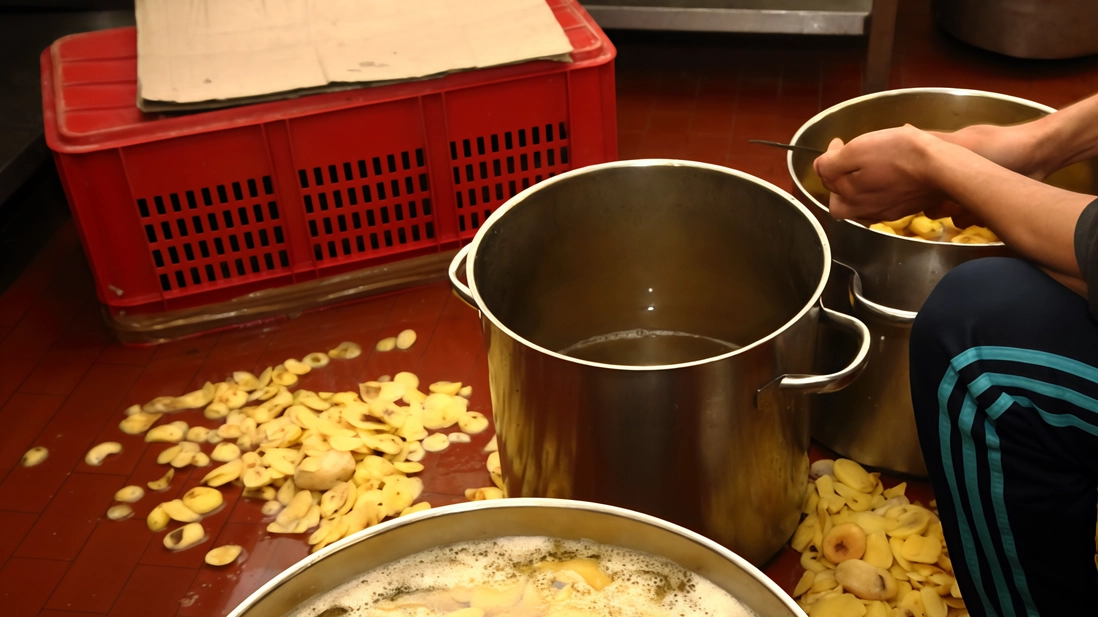 "Appetiti reclusi": una carrellata di fotografie che documentano tutto ciò che ruota attorno al cibo all’interno del carcere Bassone di...