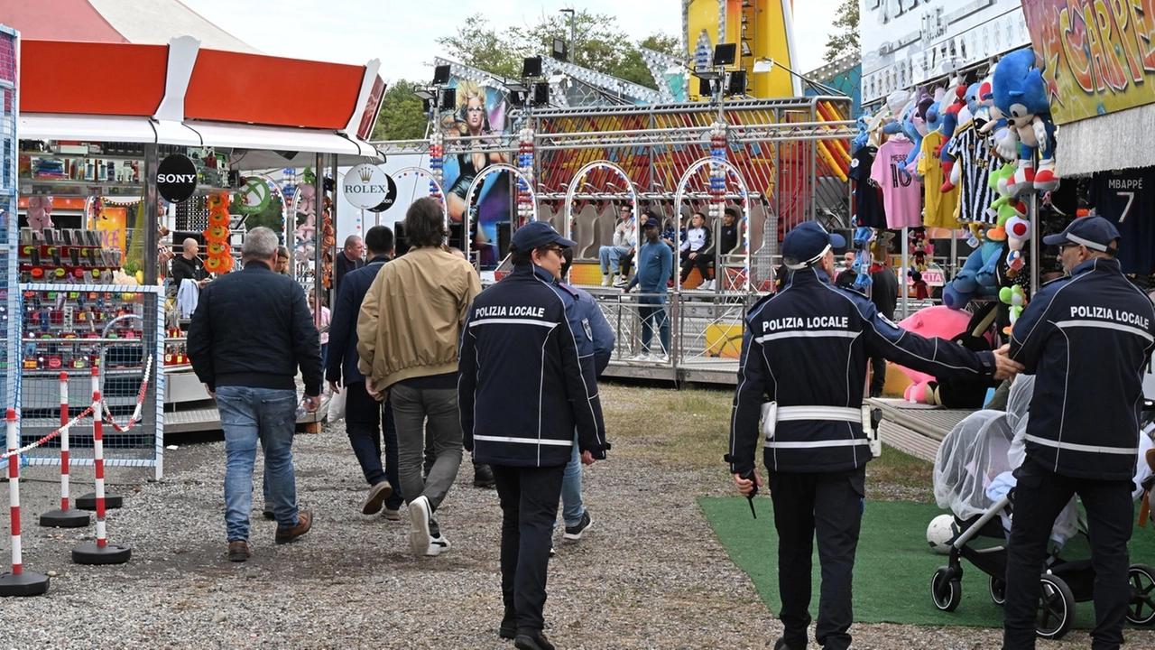 Agenti di Polizia locale al Luna park di Legnano Agenti di Polizia locale al Luna park di Legnano