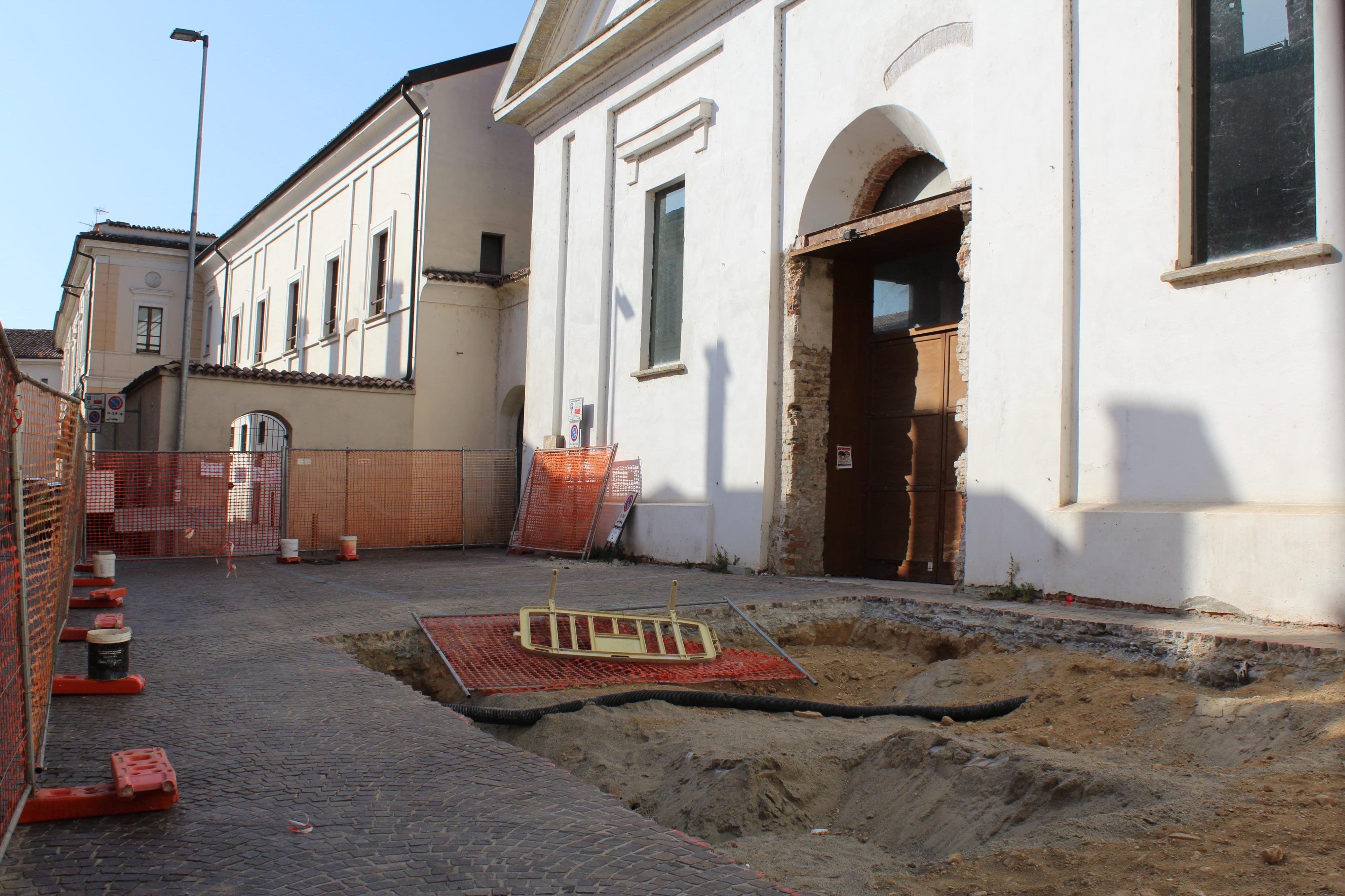 Lodi, scavi in via Fanfulla: spunta un antico cimitero. Il mistero della medaglietta Lodi, scavi in via Fanfulla: spunta un antico cimitero. Il mistero della medaglietta