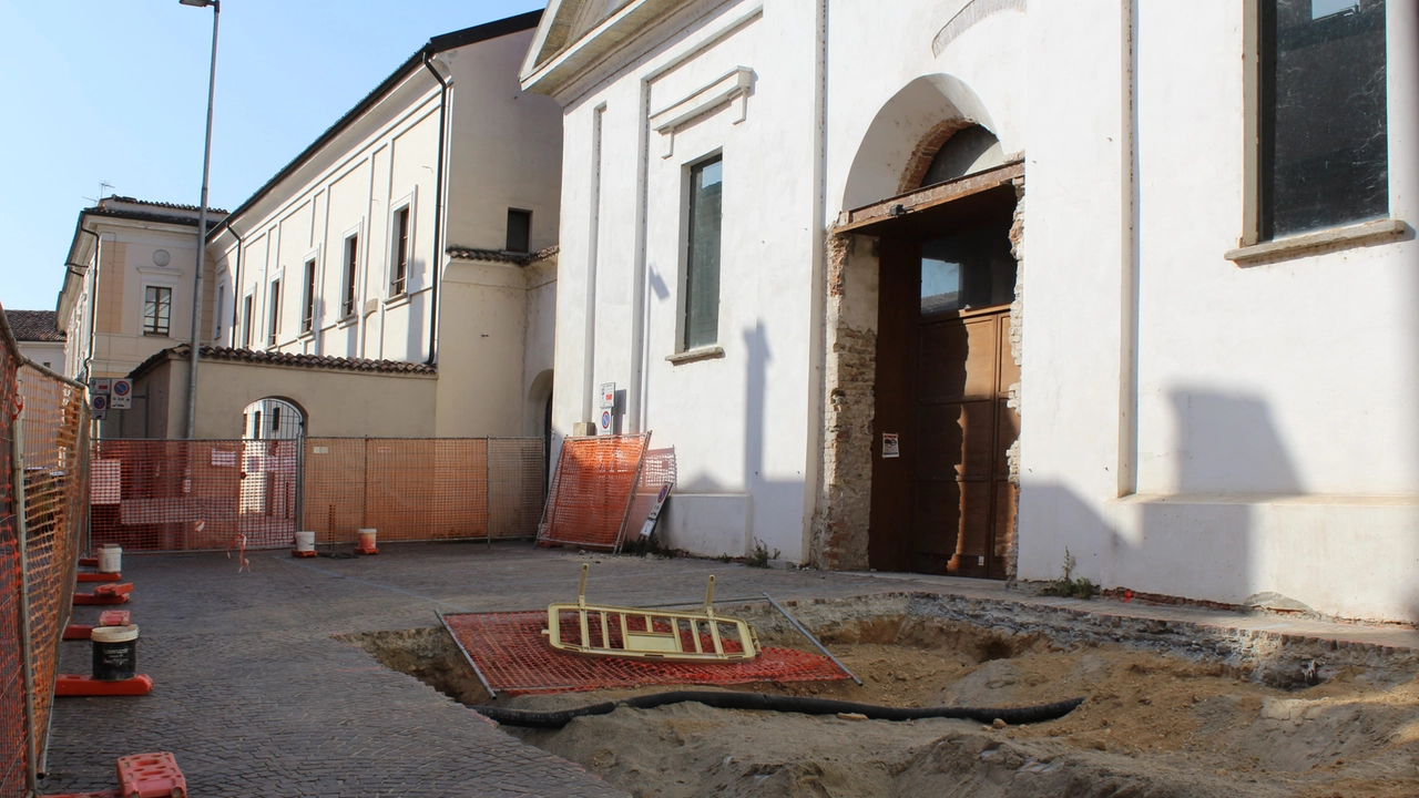 Gli scavi davanti all’ex Cavallerizza di via Fanfulla nell’ambito del cantiere per la realizzazione di nuovi uffici pubblici del Comune Gli scavi davanti all’ex Cavallerizza di via Fanfulla nell’ambito del cantiere per la realizzazione di nuovi uffici pubblici del Comune