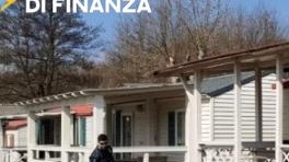 Un villaggio vacanza a ridosso del lago, con casette dotate di impianti elettrici e idraulici, presenti da anni, per... Un villaggio vacanza a ridosso del lago, con casette dotate di impianti elettrici e idraulici, presenti da anni, per...