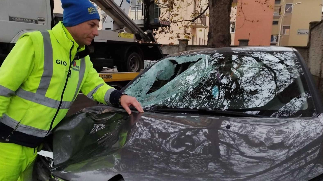 La Citroen guidata da una ventinovenne ha travolto l’uomo che si è trovata davanti all’improvviso nel buio La Citroen guidata da una ventinovenne ha travolto l’uomo che si è trovata davanti all’improvviso nel buio
