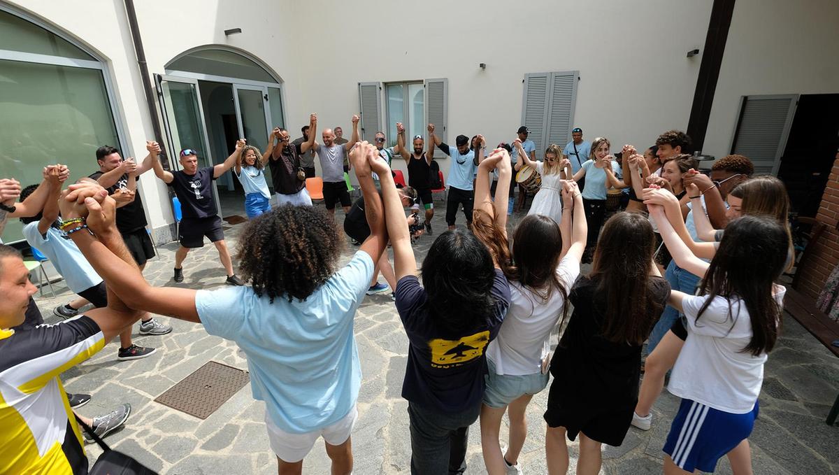 Beach party alla Cascina Cantalupo. Bimbi di tutte le lingue in piscina nella casa dove la vita ricomincia