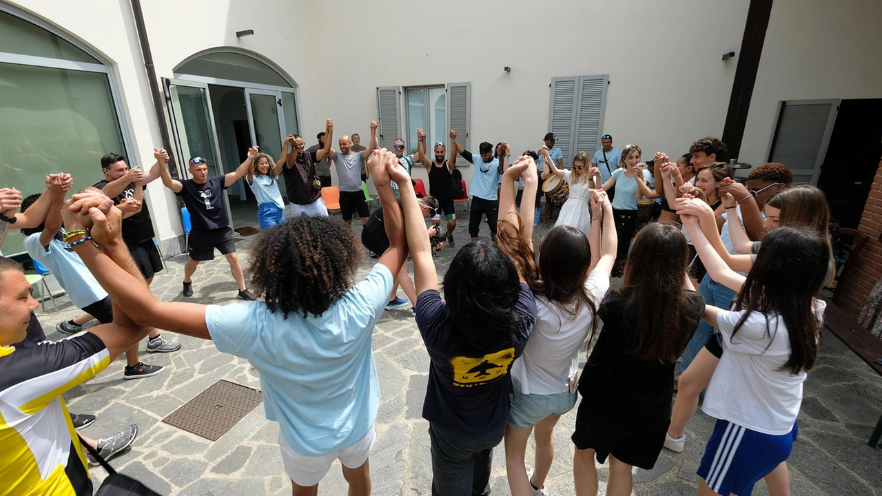Festa hawaiana e pranzo comunitario nella struttura che ospita 22 mamme arrivate da esperienze difficili. Le donne, accolte con i figli, vivono in micro appartamenti, lavorano e imparano a rimettersi in gioco.