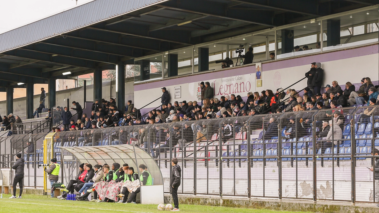 Le tribune del decadente stadio Mari di Legnano Le tribune del decadente stadio Mari di Legnano