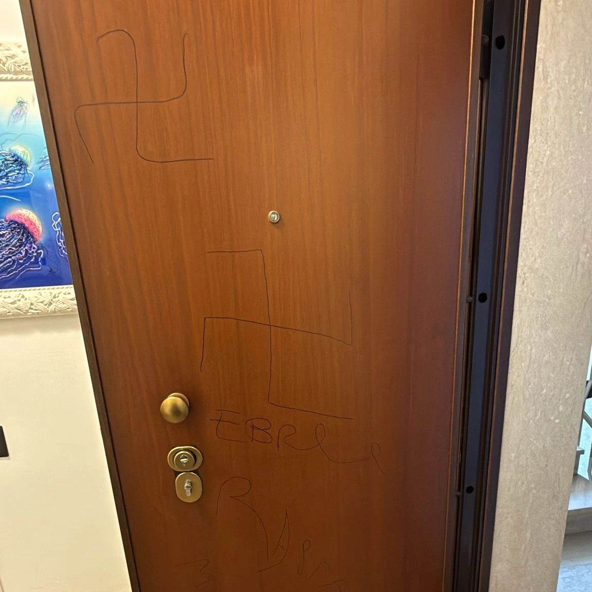 Le due svastiche disegnate sulla porta di casa: scoperta fatta da madre e figlia