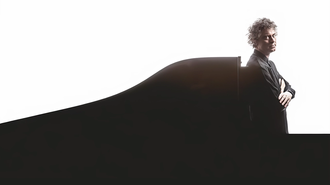 Paul Lewis, nato a Liverpool nel 1972, premiato come «Strumentista dell’anno» Paul Lewis, nato a Liverpool nel 1972, premiato come «Strumentista dell’anno»