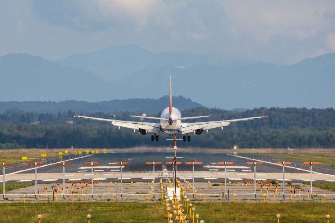 Un aereo in decollo dall'aeroporto di Milano Malpensa (Archivio)