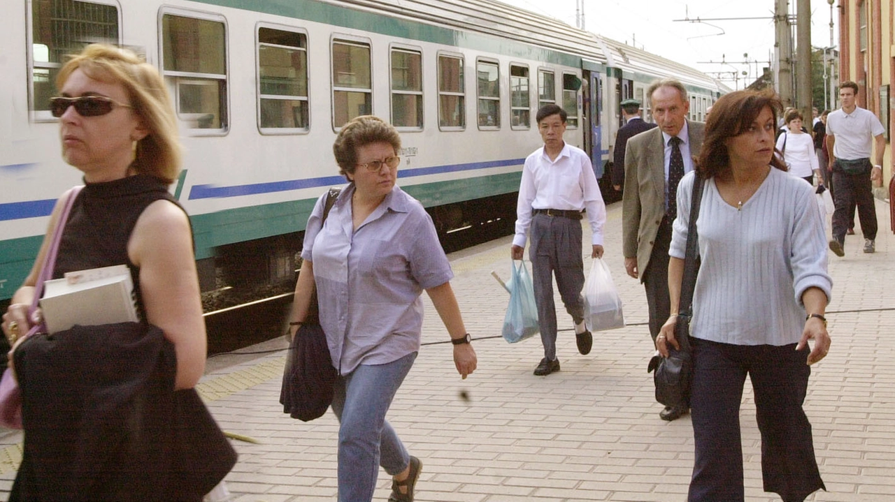 Il Comitato pendolari del Lodigiano segnala che la commistione tra treni lenti e veloci crea solo problemi alla linea Il Comitato pendolari del Lodigiano segnala che la commistione tra treni lenti e veloci crea solo problemi alla linea