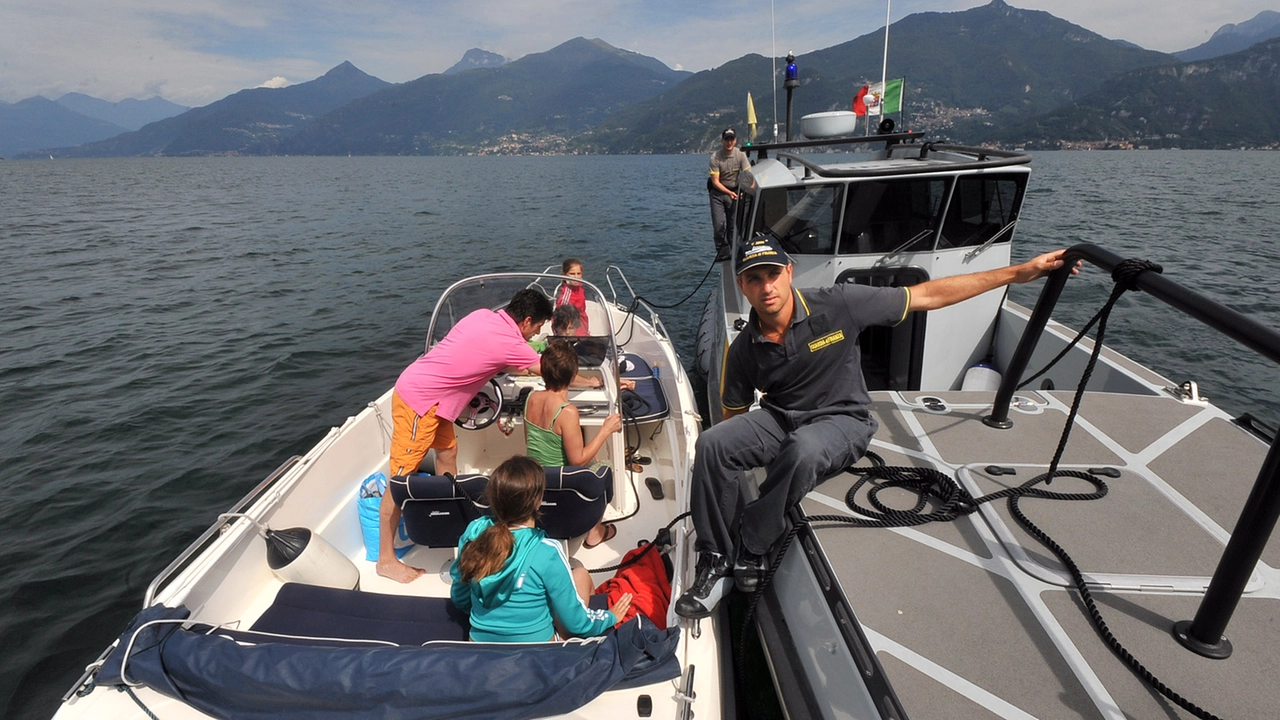 Il pattugliamento del lago di Como da parte delle forze dell'ordine (nell'immagine un'operazione della Guardia di Finanza) viene intensificato nei mesi primaverili ed estivi