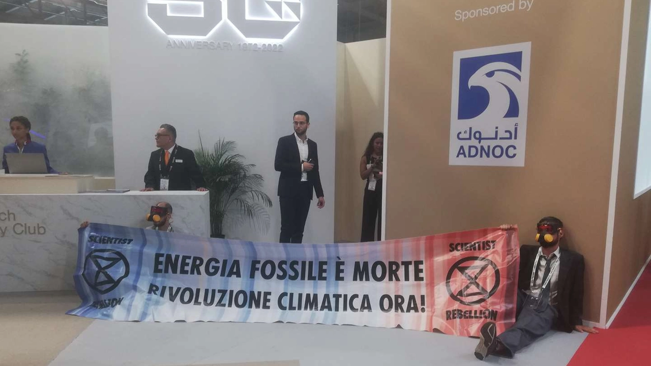 Il blitz di Extinction Rebellion alla fiera Gastech di Milano nel 2022 Il blitz di Extinction Rebellion alla fiera Gastech di Milano nel 2022