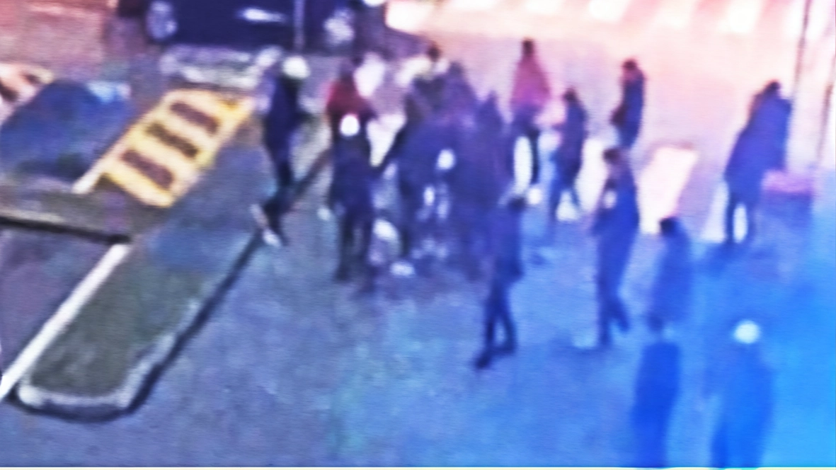 Il pestaggio ha coinvolto diverse persone: la vittima è stata accerchiata e picchiata a sangue. Indagini in corso per chiarire il movente Il pestaggio ha coinvolto diverse persone: la vittima è stata accerchiata e picchiata a sangue. Indagini in corso per chiarire il movente