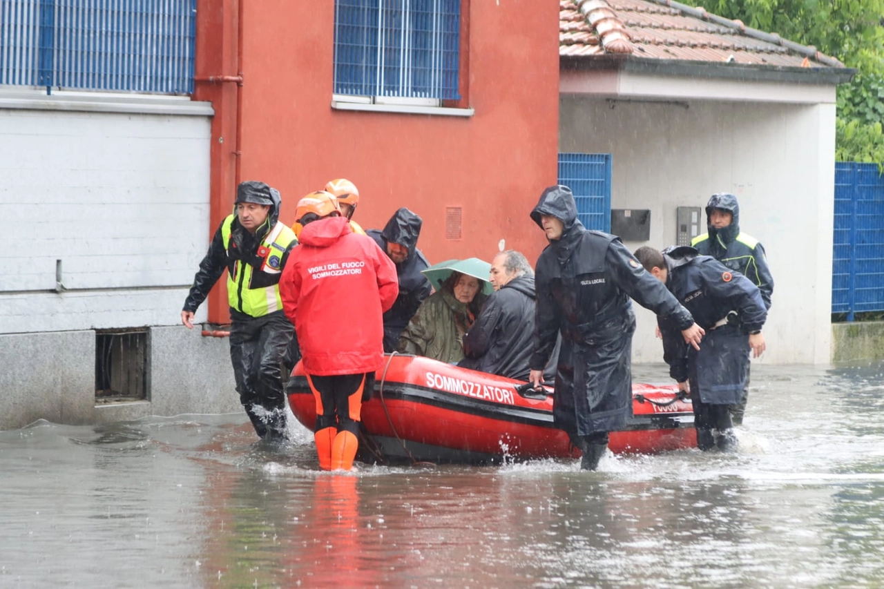 I sommozzatori in azione con il gommone a Ponte Lambro