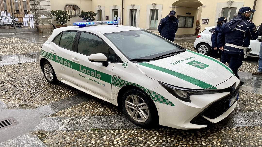 L'auto della polizia locale a Cerro Maggiore