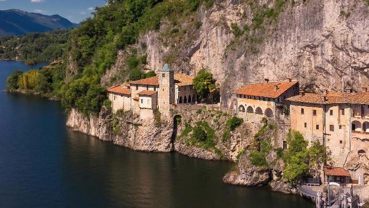 Visite guidate all'Eremo di Santa Caterina del Sasso sul Lago Maggiore, per scoprire la storia millenaria e la spiritualità del luogo. Prenotazioni online disponibili. Visite guidate all'Eremo di Santa Caterina del Sasso sul Lago Maggiore, per scoprire la storia millenaria e la spiritualità del luogo. Prenotazioni online disponibili.
