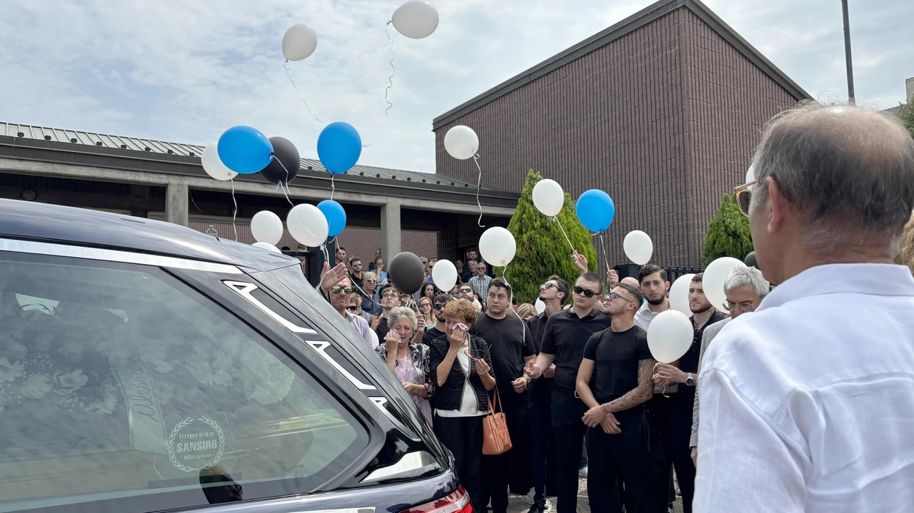 Palloncini bianchi e azzurri al funerale di Alessandro Nebbiolini