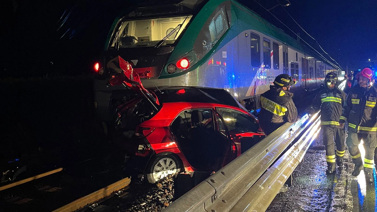 Villa di Tirano, l'incidente tra il treno e l'auto Villa di Tirano, l'incidente tra il treno e l'auto