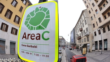 Area C a Milano, prende 63 multe col motorino: il Giudice di Pace le annulla tutte